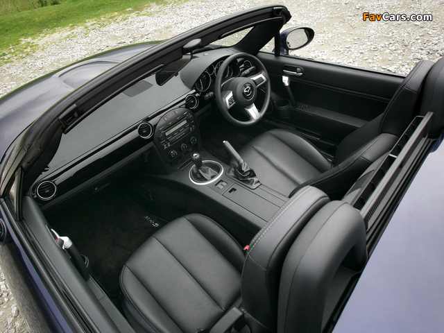Mazda MX-5 Roadster-Coupe UK-spec (NC1) 2005–08 wallpapers (640 x 480)
