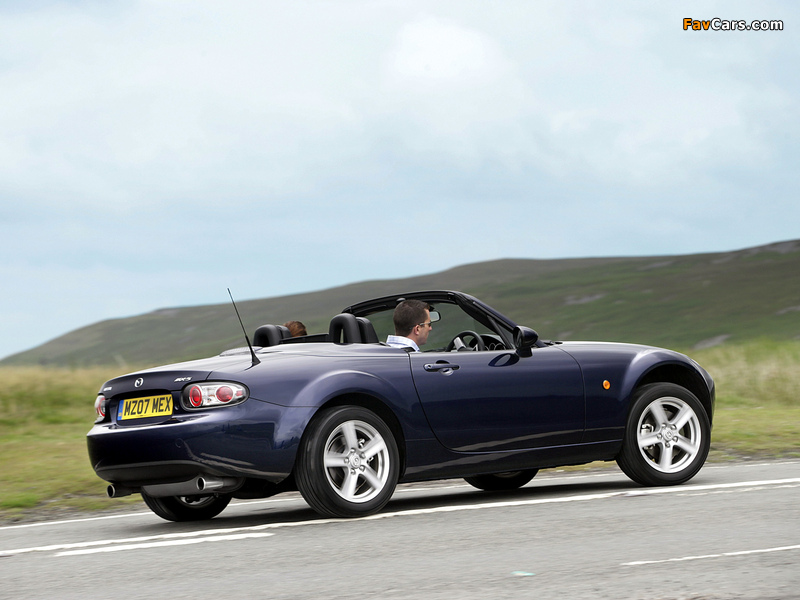 Photos of Mazda MX-5 Roadster-Coupe UK-spec (NC1) 2005–08 (800 x 600)