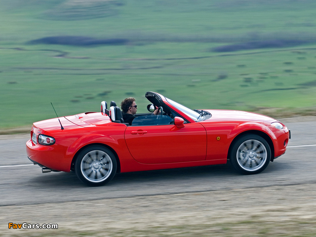Photos of Mazda MX-5 Roadster-Coupe (NC) 2005–08 (640 x 480)