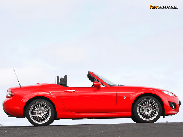 Photos of Mazda MX-5 Roadster-Coupe Sports (NC2) 2008–12 (640 x 480)