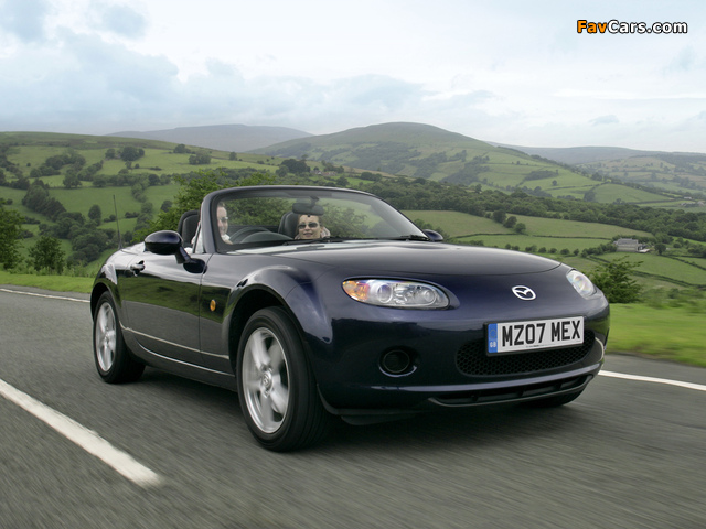 Pictures of Mazda MX-5 Roadster-Coupe UK-spec (NC1) 2005–08 (640 x 480)