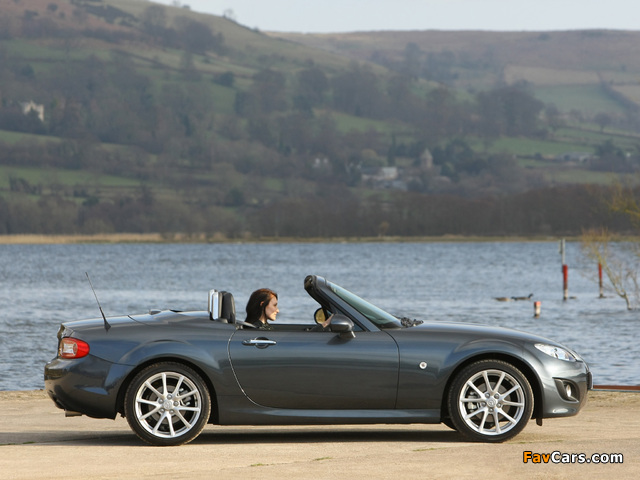 Pictures of Mazda MX-5 Roadster-Coupe UK-spec (NC2) 2008–12 (640 x 480)