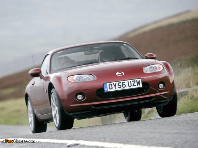 Mazda MX-5 Roadster-Coupe UK-spec (NC1) 2005–08 wallpapers (640 x 480)