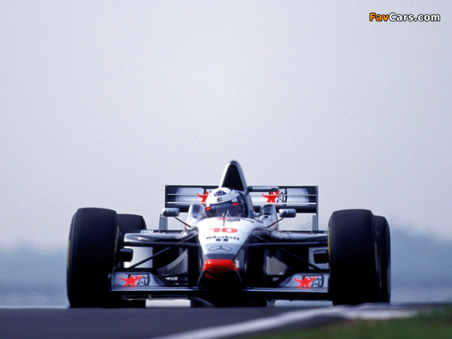 Images of McLaren Mercedes-Benz MP4-12 1997 (640 x 480)