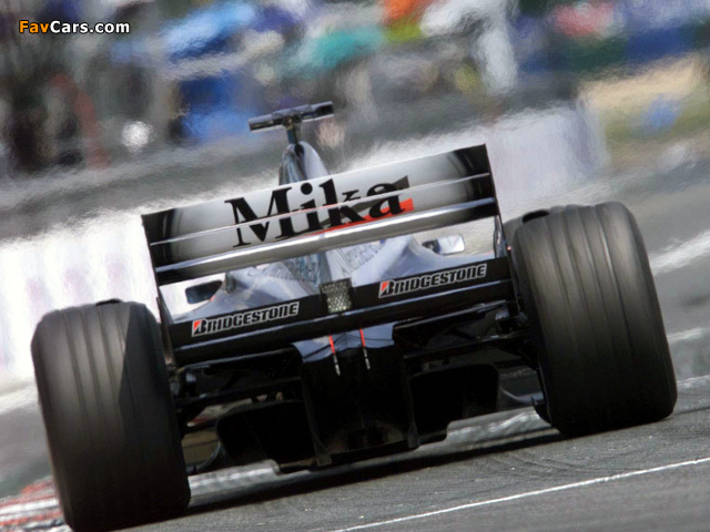 Images of McLaren Mercedes-Benz MP4-15 2000 (640 x 480)