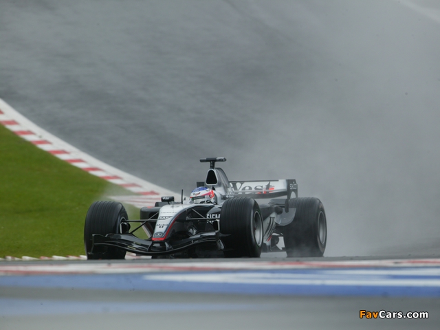 Photos of McLaren Mercedes-Benz MP4-19 2004 (640 x 480)