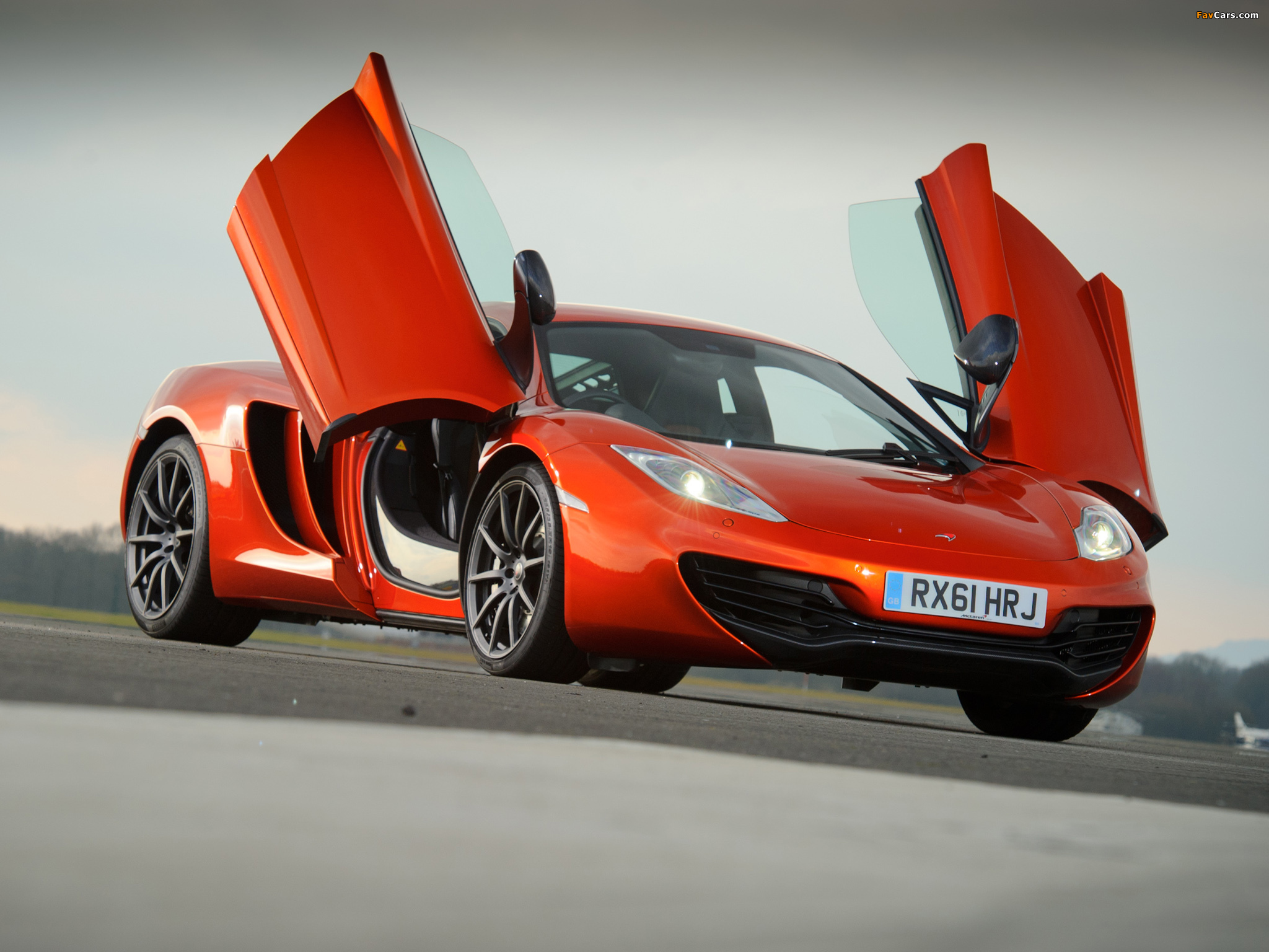 McLaren MP4-12C UK-spec 2011–14 photos (2048 x 1536)