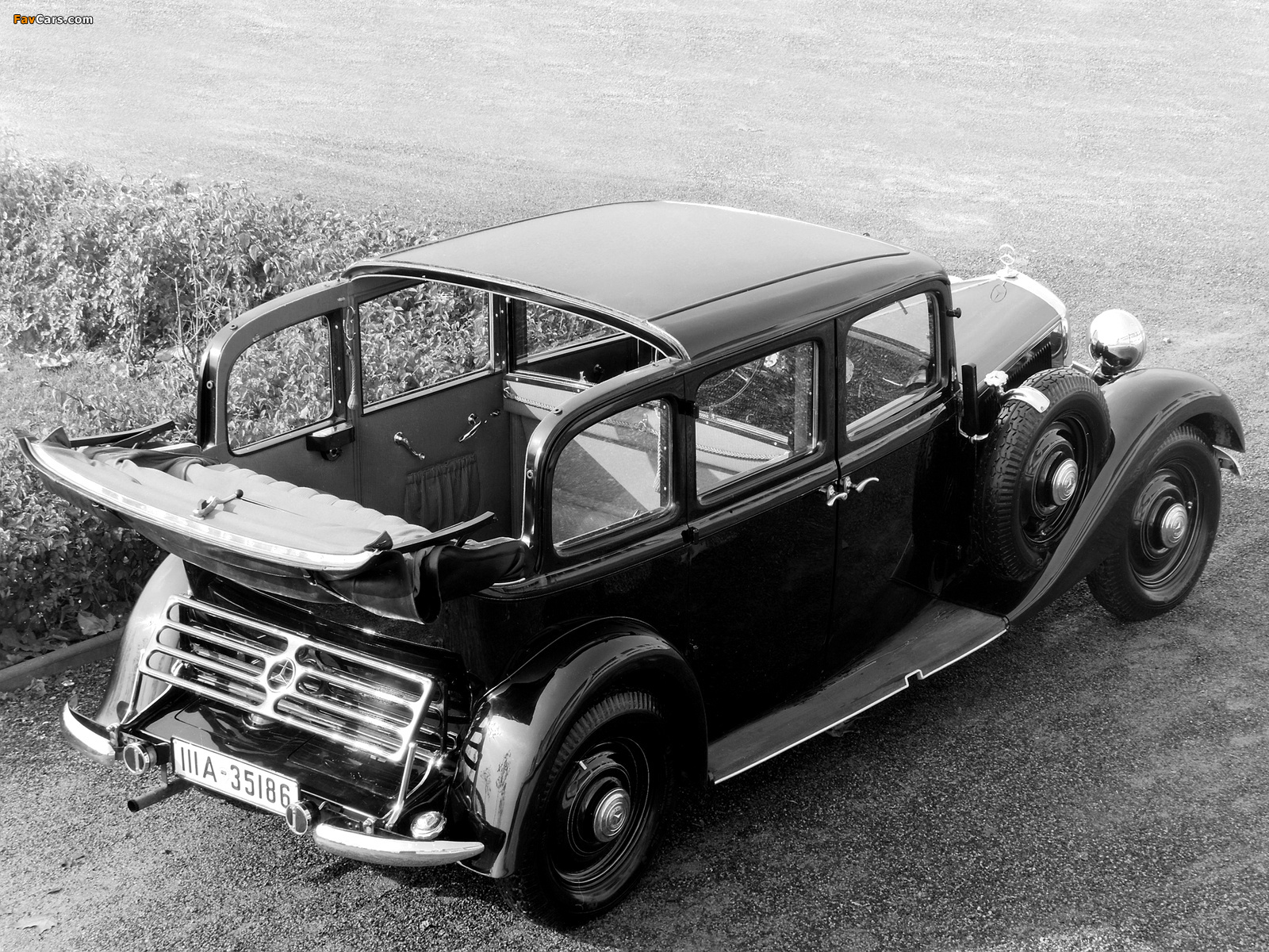 Images of Mercedes-Benz 260D Landaulet (W138) 1936 (1600 x 1200)