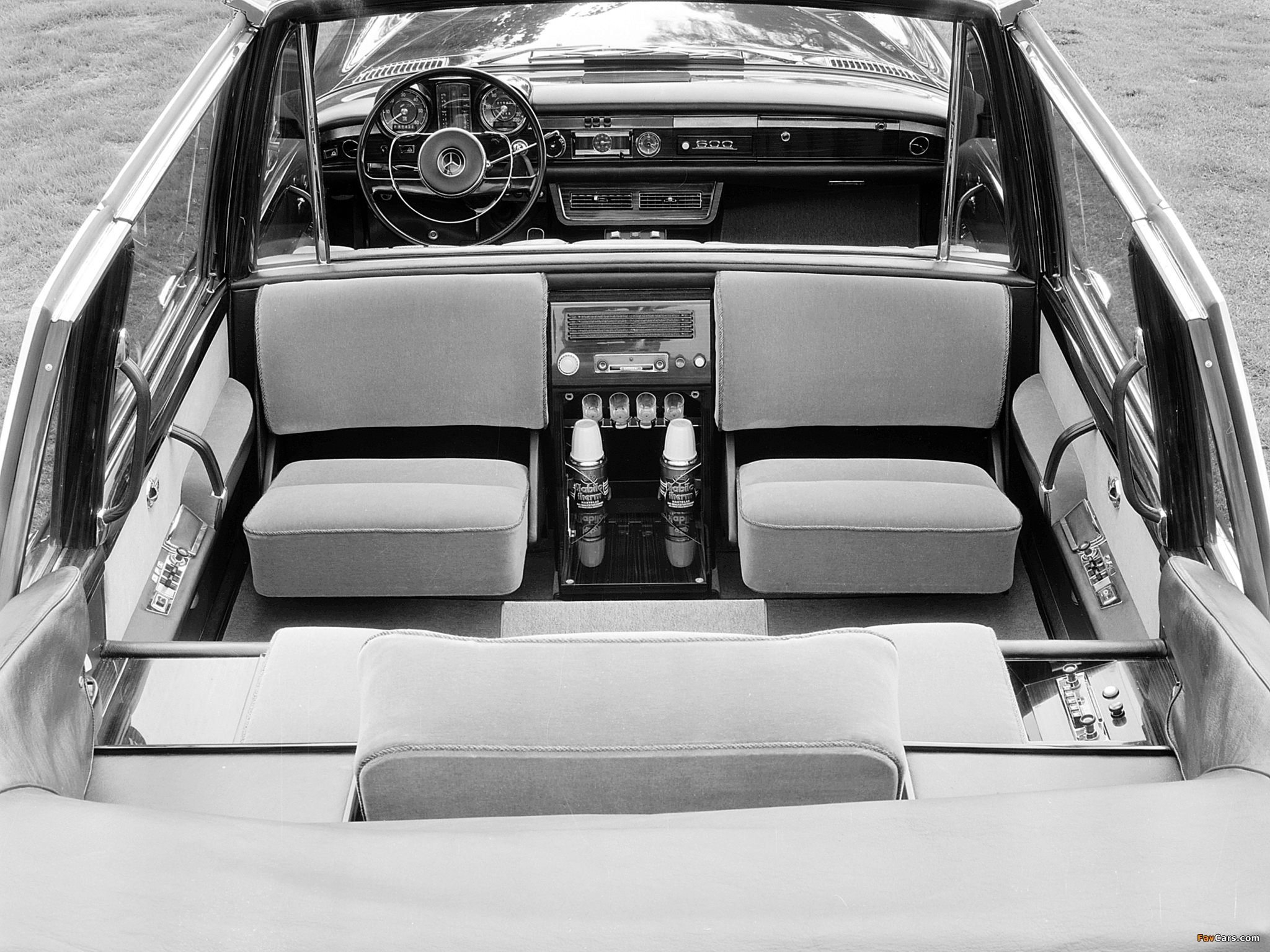 Images of Mercedes-Benz 600 Pullman Landaulet Popemobile (W100) 1965 (2048 x 1536)