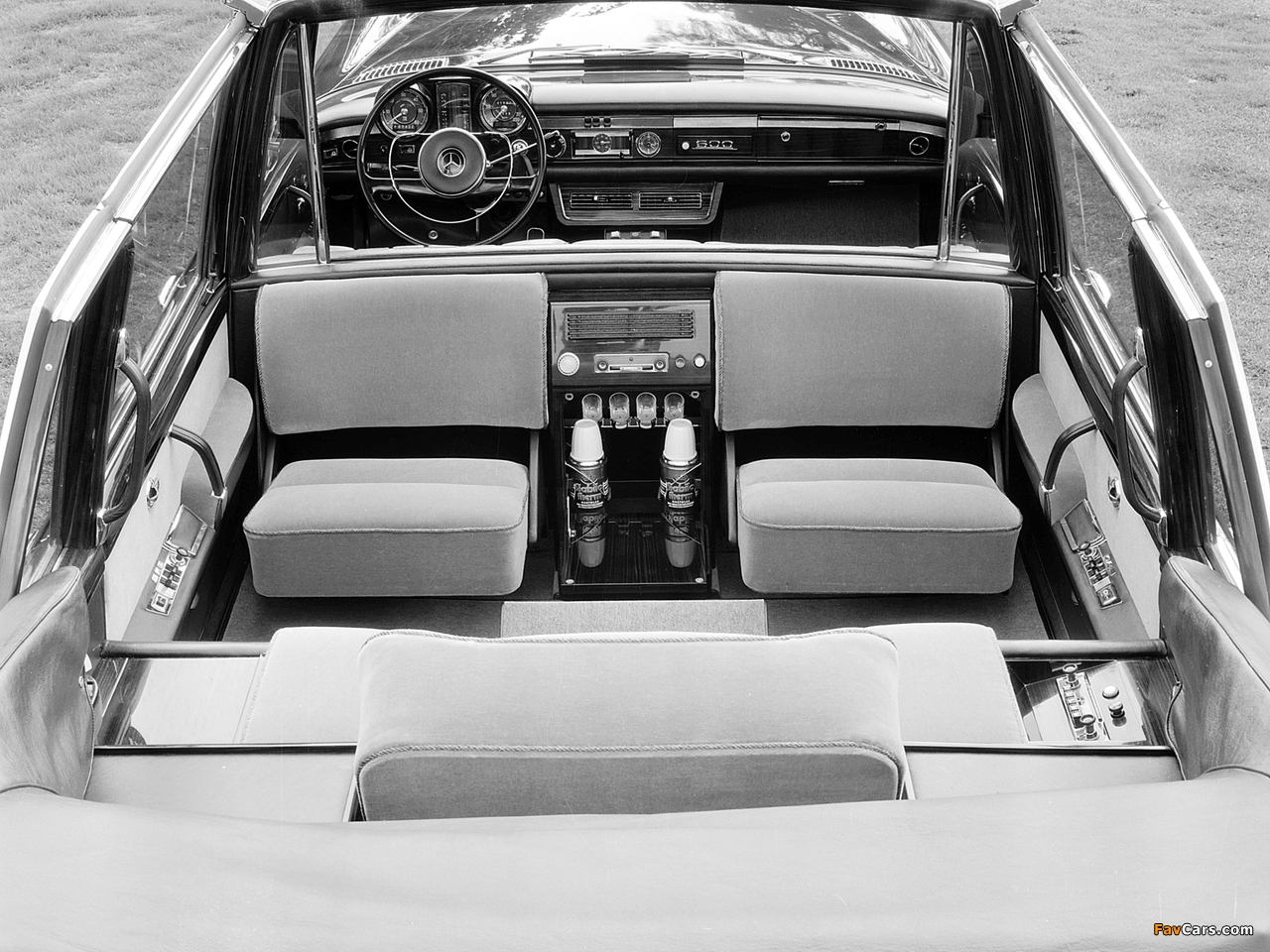 Images of Mercedes-Benz 600 Pullman Landaulet Popemobile (W100) 1965 (1280 x 960)