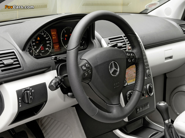 Photos of Mercedes-Benz A 160 CDI 5-door (W169) 2008–12 (640 x 480)