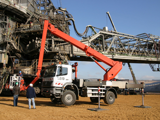 Mercedes-Benz Axor 1833A 4x4 Lift Platform 2005–10 wallpapers