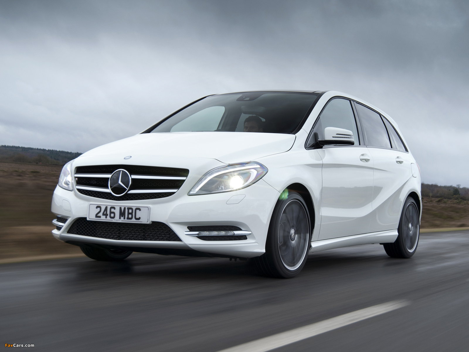 Photos of Mercedes-Benz B 200 BlueEfficiency UK-spec (W246) 2012 (1600 x 1200)