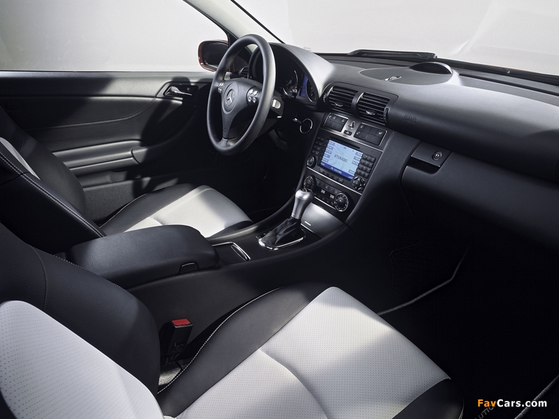 Images of Mercedes-Benz C 320 Sportcoupe (C203) 2001–05 (800 x 600)