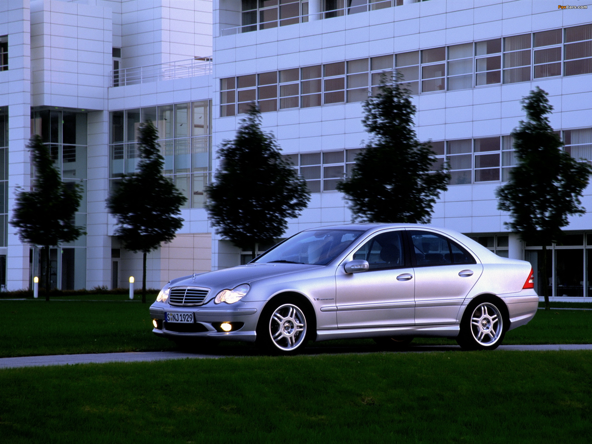 Images of Mercedes-Benz C 32 AMG (W203) 2001–04 (2048 x 1536)
