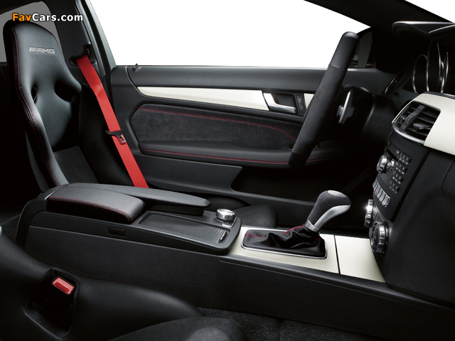 Images of Mercedes-Benz C 63 AMG Black Series Coupe Performance Studio Edition (C204) 2012 (640 x 480)