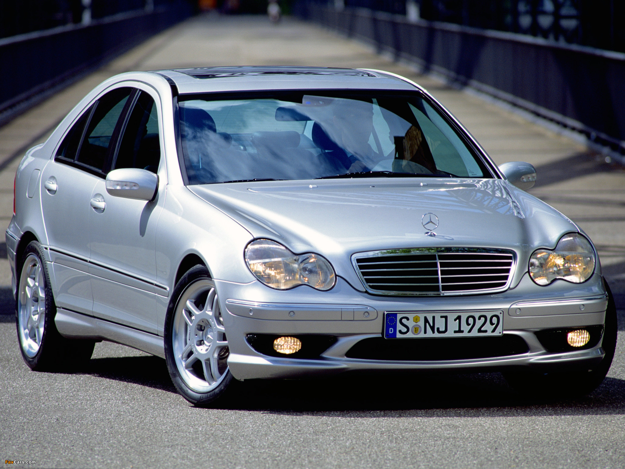 Photos of Mercedes-Benz C 32 AMG (W203) 2001–04 (2048 x 1536)