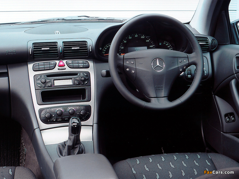 Pictures of Mercedes-Benz C 200 Kompressor Sportcoupe UK-spec (C203) 2001–05 (800 x 600)