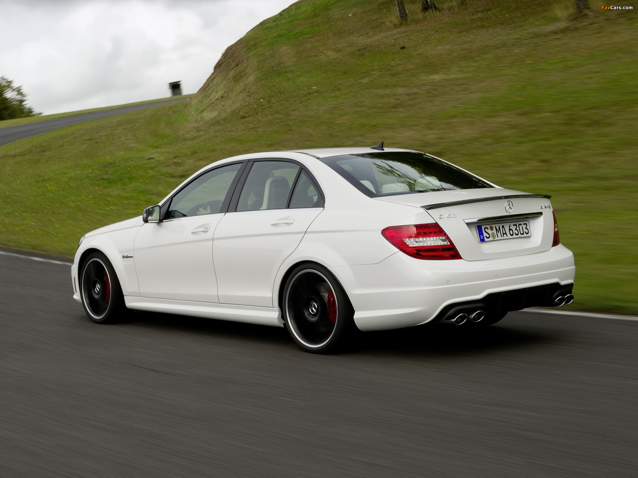 Pictures of Mercedes-Benz C 63 AMG (W204) 2011 (2048 x 1536)