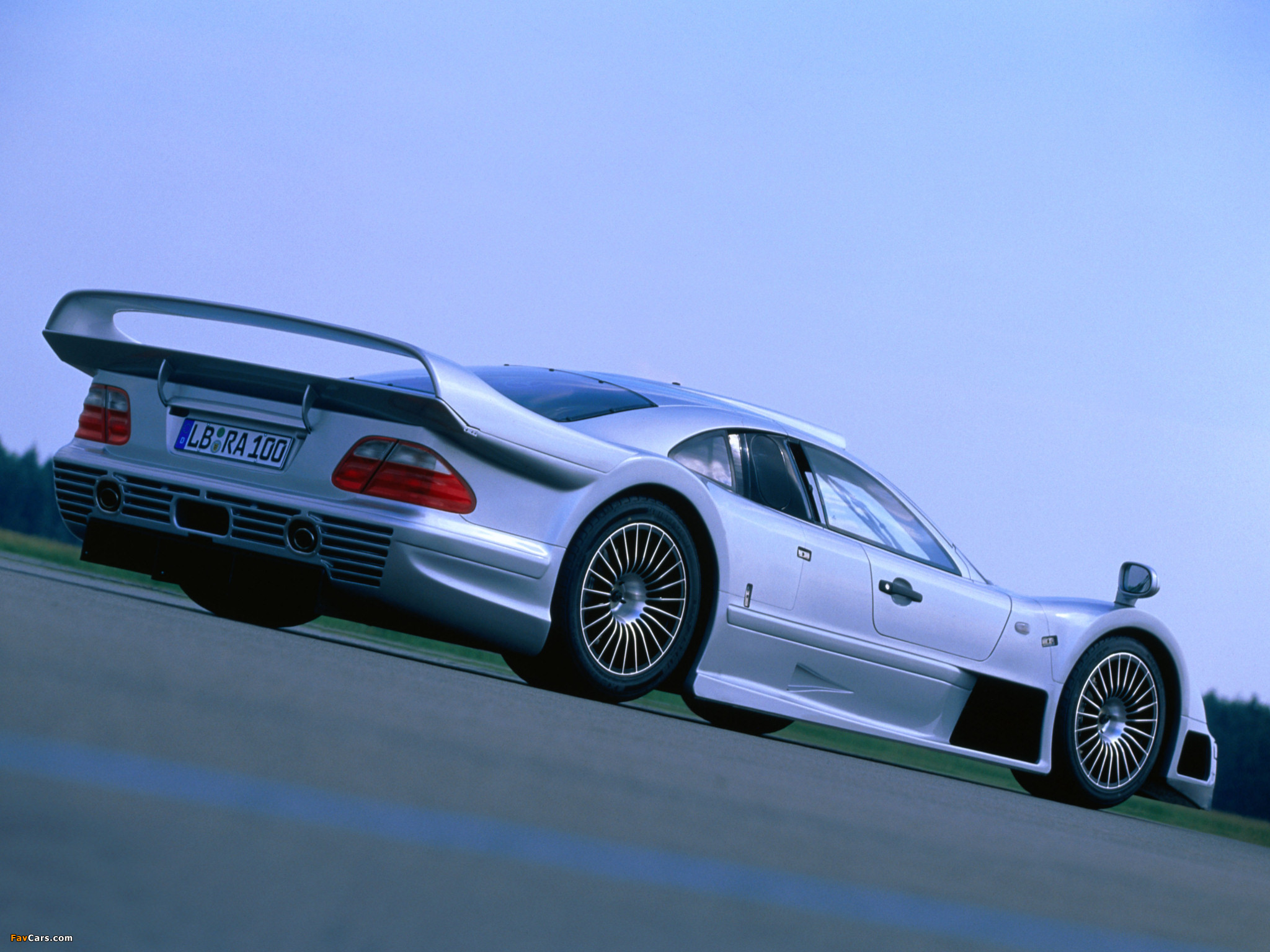 Images of Mercedes-Benz CLK GTR AMG Road Version 1999 (2048 x 1536)