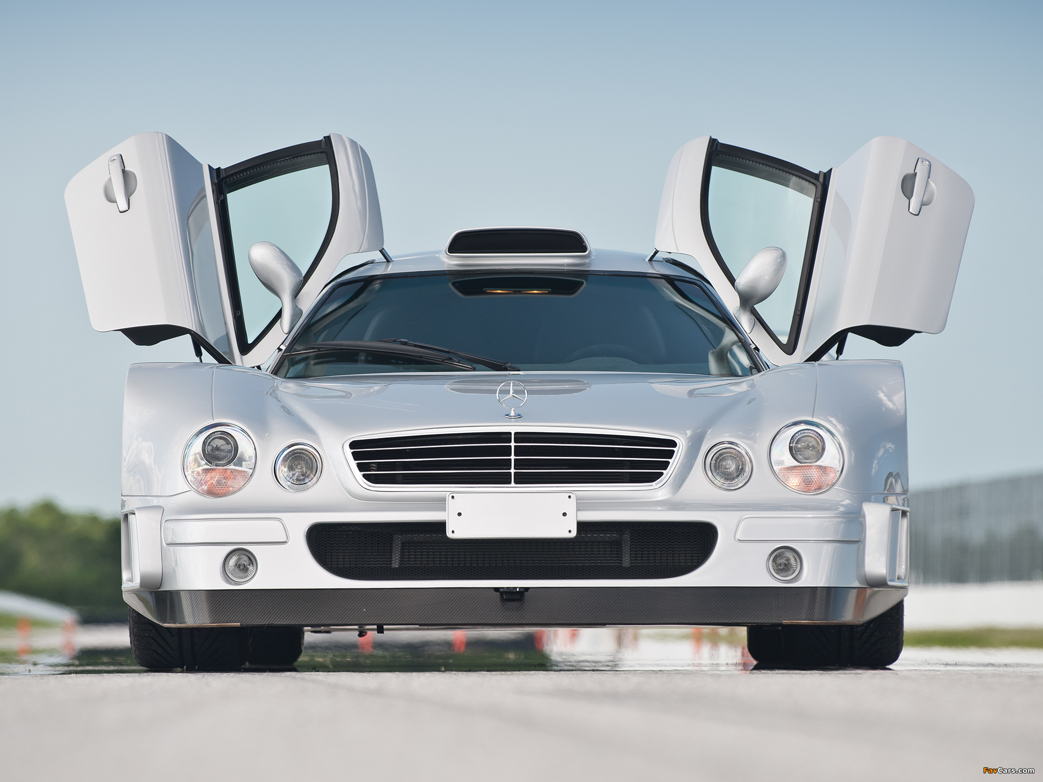 Pictures of Mercedes-Benz CLK GTR AMG Road Version 1999 (2048 x 1536)