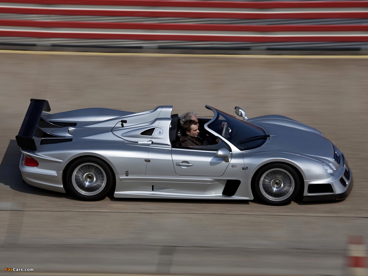 Mercedes-Benz CLK GTR AMG Roadster Road Version 2002 wallpapers (1280 x 960)