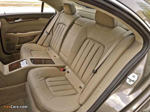 Images of Mercedes-Benz CLS 550 AMG Sports Package (C218) 2010 (640 x 480)