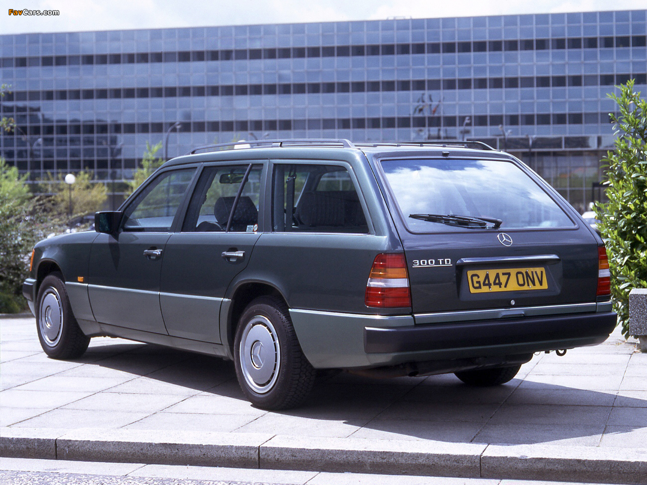 Images of Mercedes-Benz 300 TD UK-spec (S124) 1986–93 (1280 x 960)