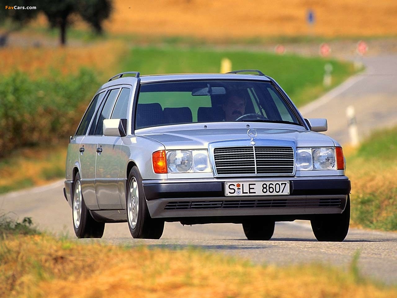 Images of Mercedes-Benz 230 TE (S124) 1986–92 (1280 x 960)