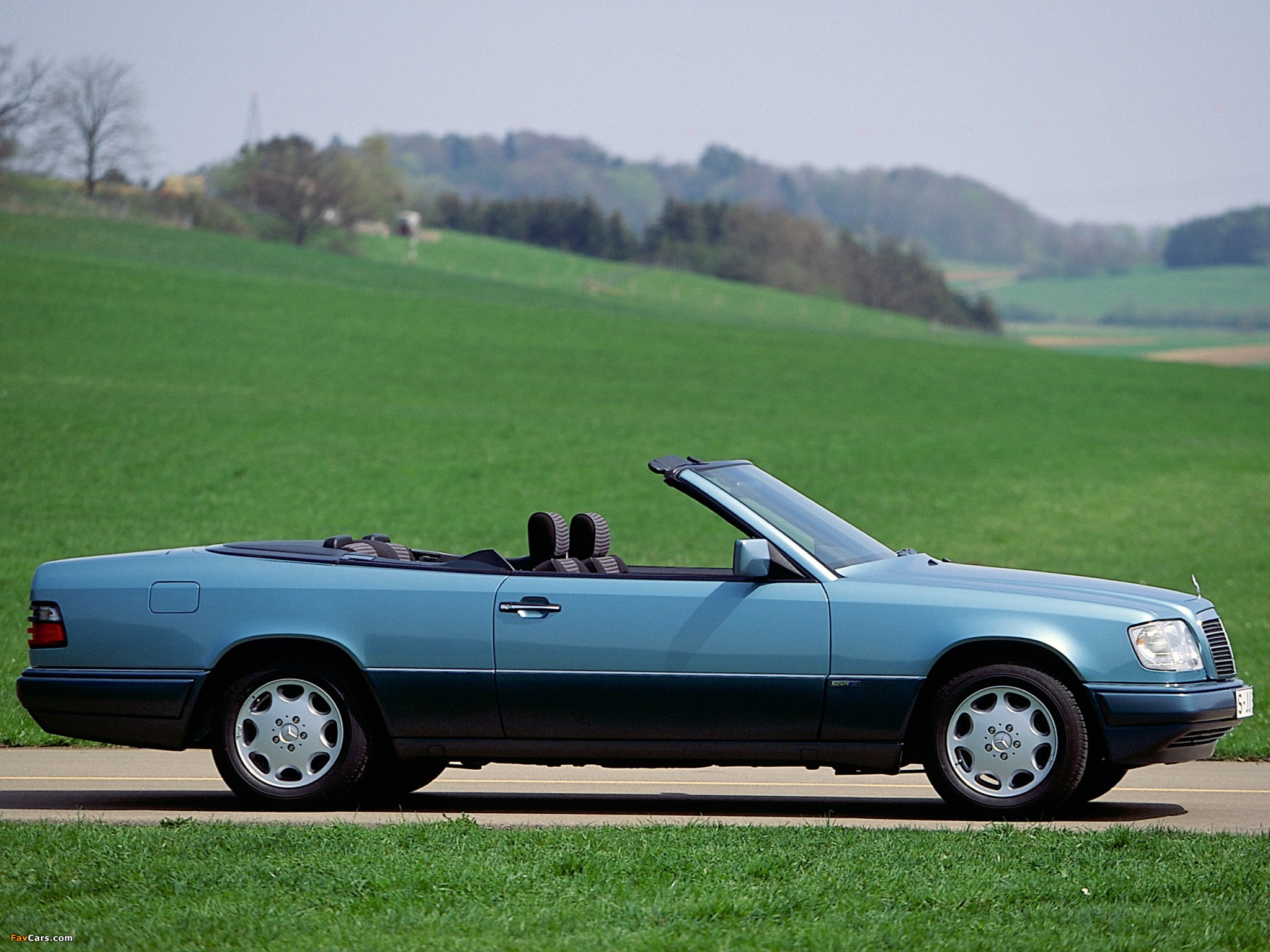 Images of Mercedes-Benz E 220 Cabrio (A124) 1993–96 (2048 x 1536)