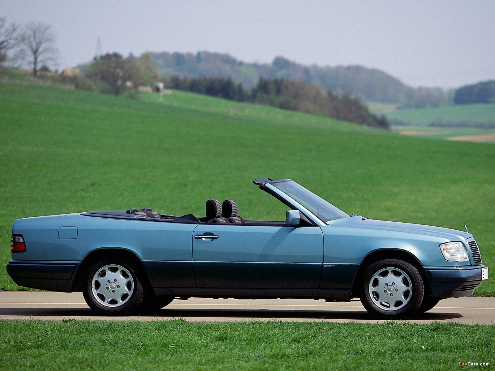 Images of Mercedes-Benz E 220 Cabrio (A124) 1993–96 (1600 x 1200)