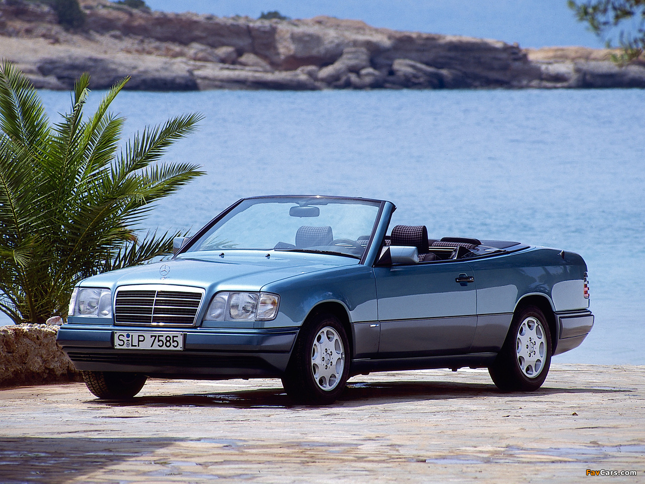 Images of Mercedes-Benz E 220 Cabrio (A124) 1993–96 (1280 x 960)