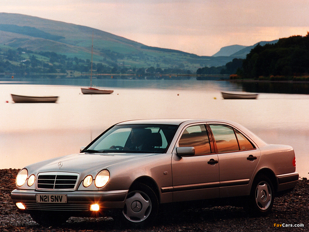 Images of Mercedes-Benz E 230 UK-spec (W210) 1995–97 (1024 x 768)