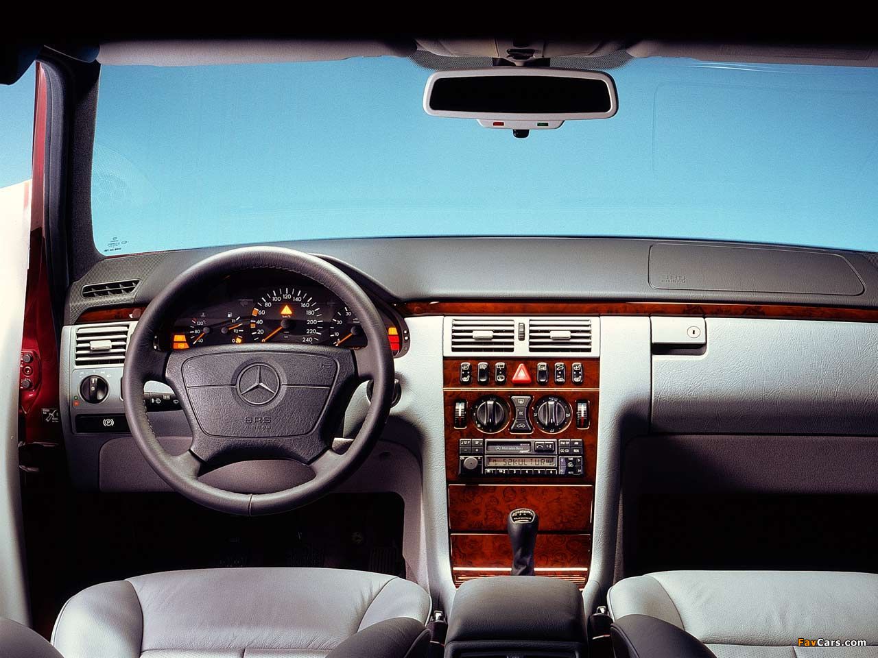 Images of Mercedes-Benz E 200 Estate (S210) 1996–99 (1280 x 960)