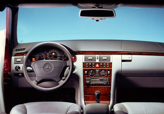 Images of Mercedes-Benz E 200 Estate (S210) 1996–99