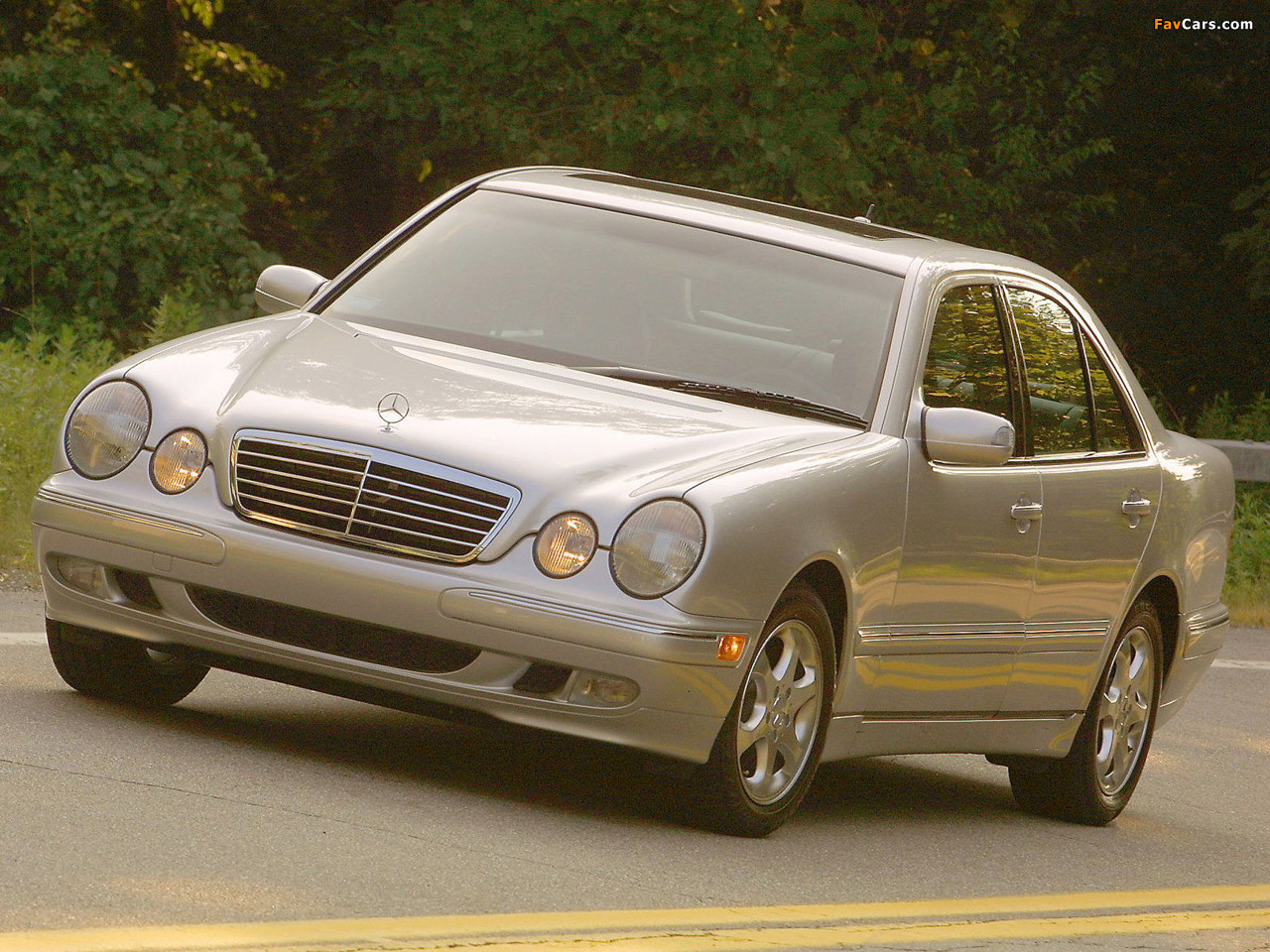Images of Mercedes-Benz E 320 US-spec (W210) 1999–2002 (1280 x 960)