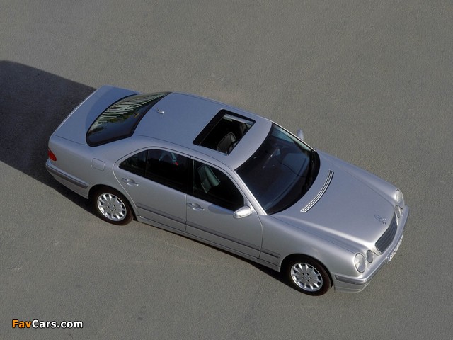 Images of Mercedes-Benz E-Klasse (W210) 1999–2002 (640 x 480)