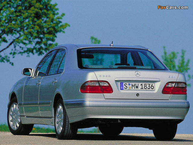 Images of Mercedes-Benz E 320 CDI (W210) 1999–2002 (640 x 480)