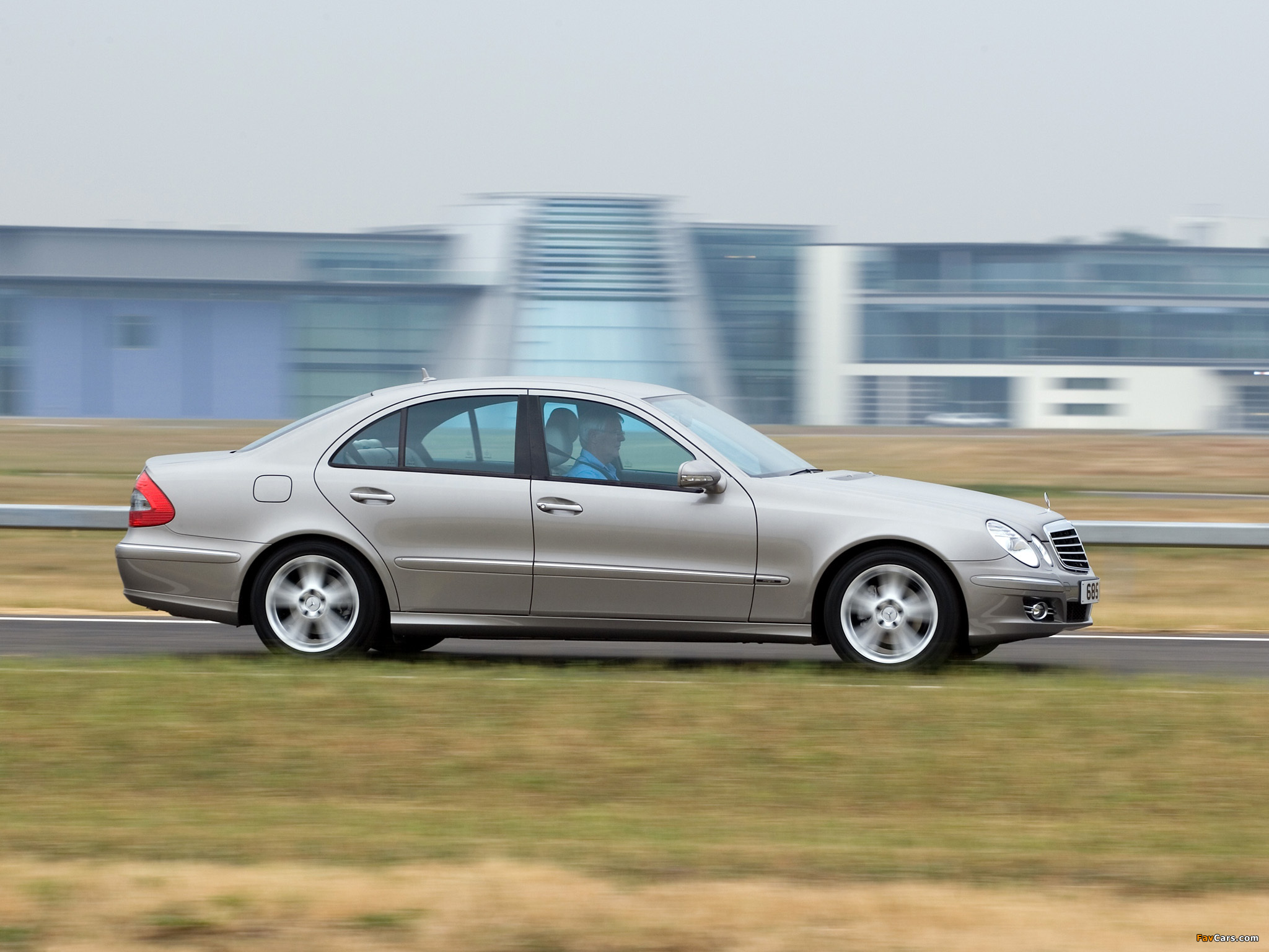 Images of Mercedes-Benz E 320 CDI UK-spec (W211) 2006–09 (2048 x 1536)