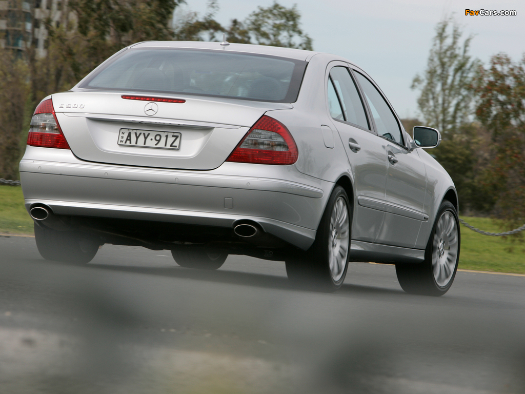 Images of Mercedes-Benz E 500 AU-spec (W211) 2006–09 (1024 x 768)