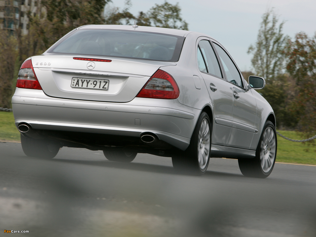 Images of Mercedes-Benz E 500 AU-spec (W211) 2006–09 (1280 x 960)