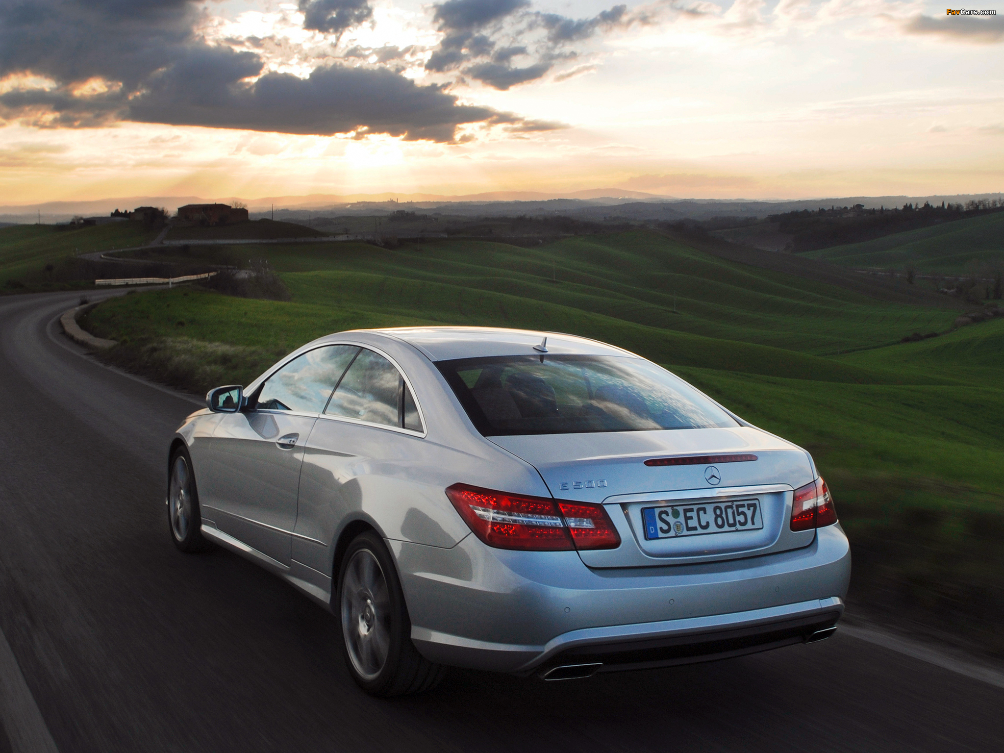 Images of Mercedes-Benz E 500 Coupe AMG Sports Package (C207) 2009–12 (2048 x 1536)