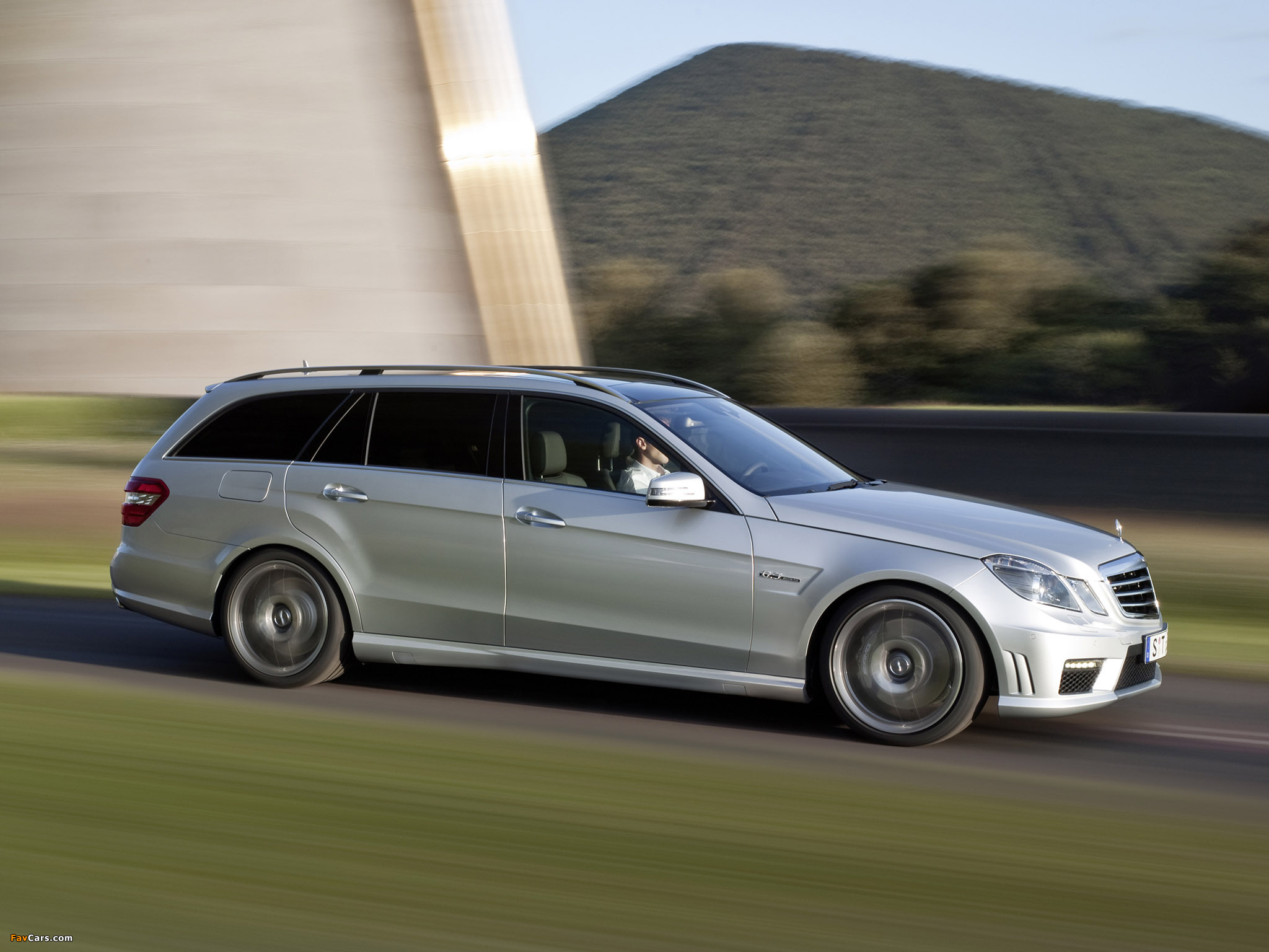Images of Mercedes-Benz E 63 AMG Estate (S212) 2009–11 (2048 x 1536)
