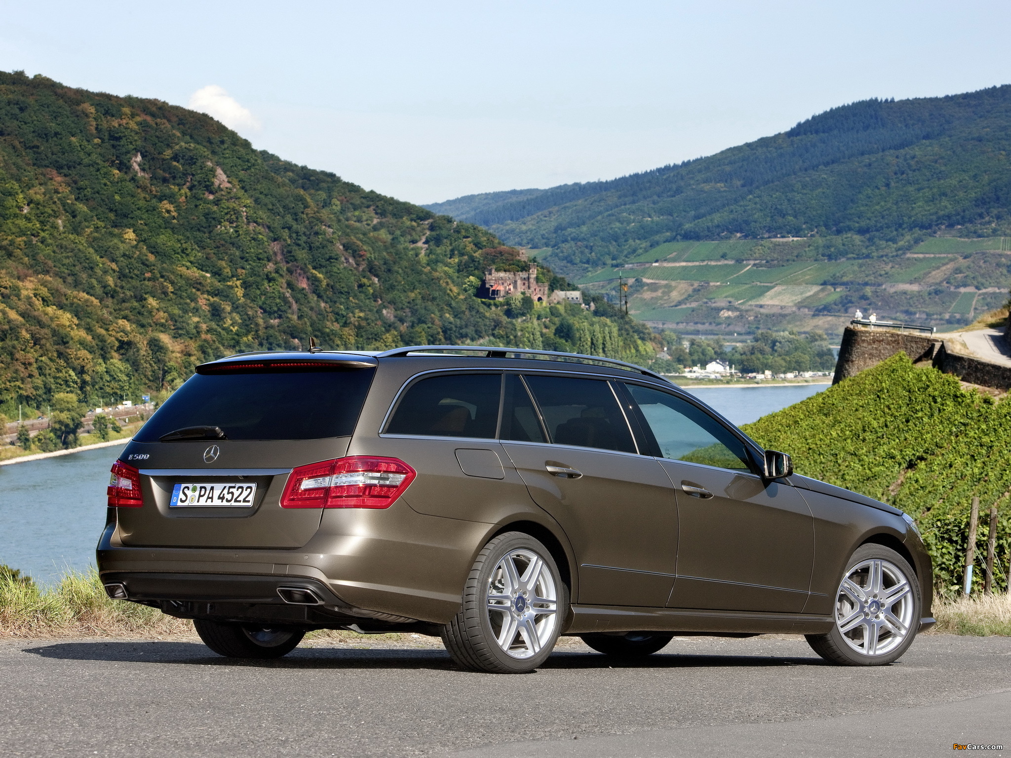 Images of Mercedes-Benz E 500 AMG Sports Package Estate (S212) 2009–12 (2048 x 1536)
