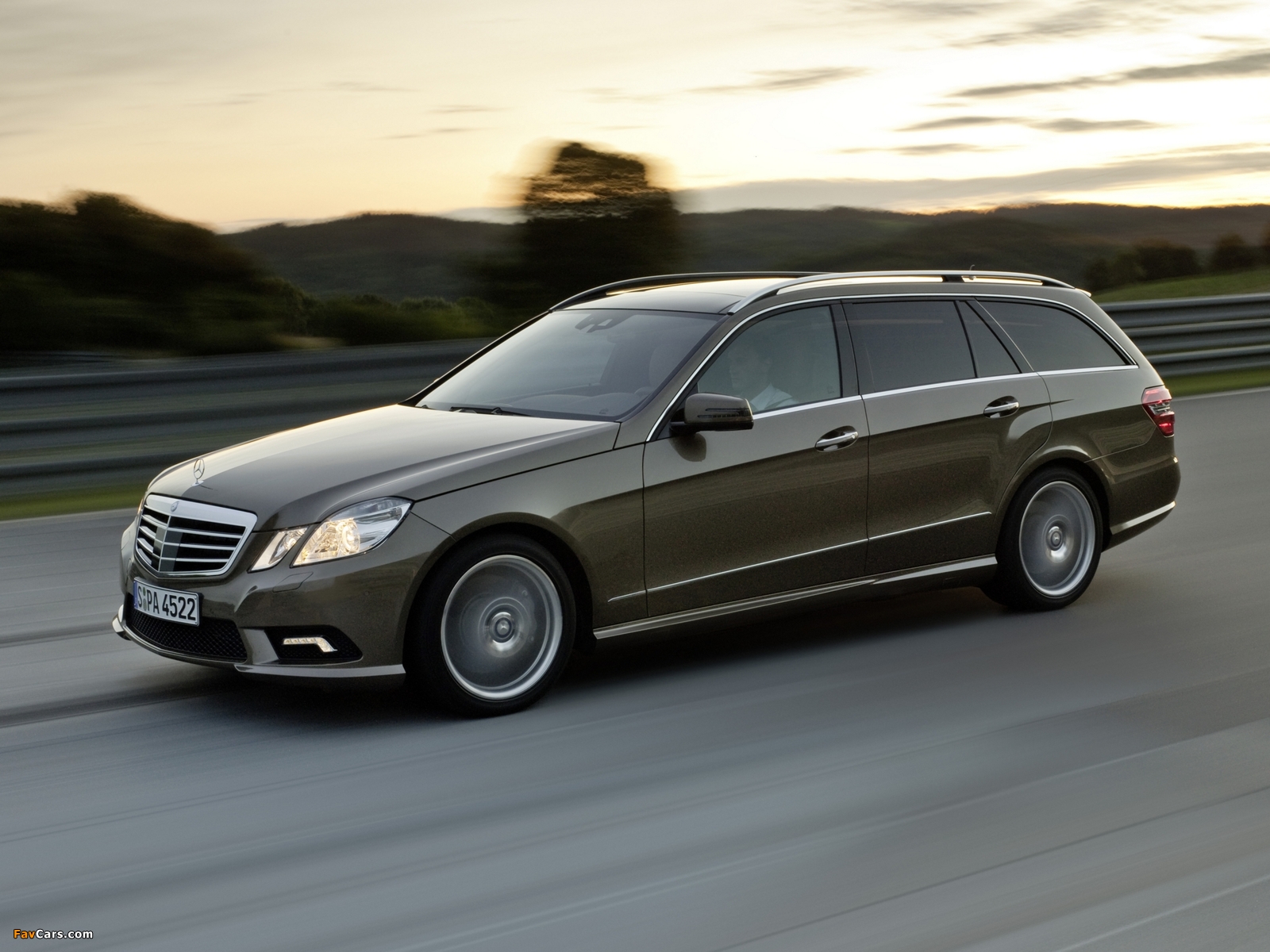 Images of Mercedes-Benz E 500 AMG Sports Package Estate (S212) 2009–12 (1600 x 1200)