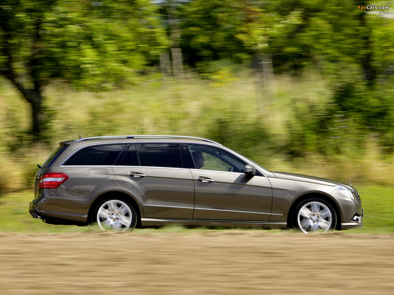 Images of Mercedes-Benz E 500 AMG Sports Package Estate (S212) 2009–12 (1280 x 960)