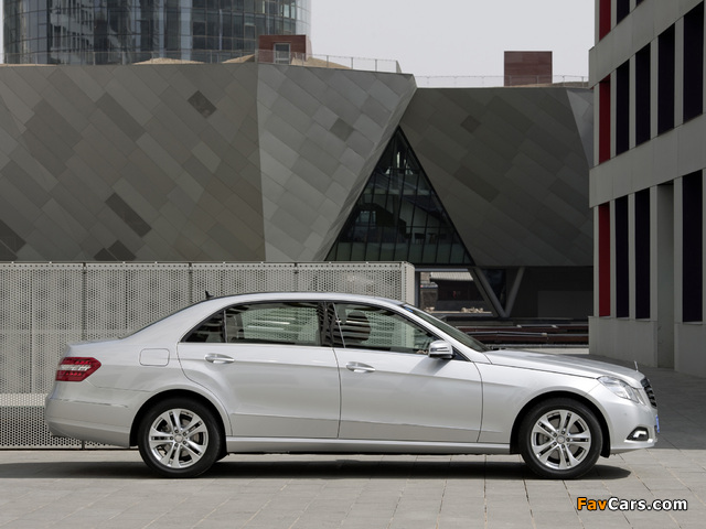 Images of Mercedes-Benz E 300 L (W212) 2010–13 (640 x 480)