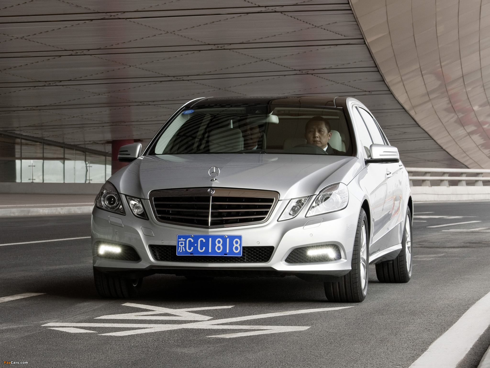 Images of Mercedes-Benz E 300 L (W212) 2010–13 (2048 x 1536)