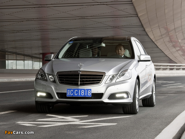 Images of Mercedes-Benz E 300 L (W212) 2010–13 (640 x 480)