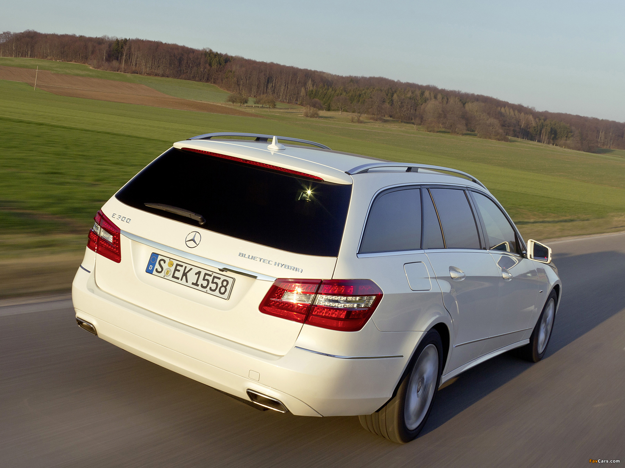 Images of Mercedes-Benz E 300 BlueTec Hybrid Estate (S212) 2010–12 (2048 x 1536)